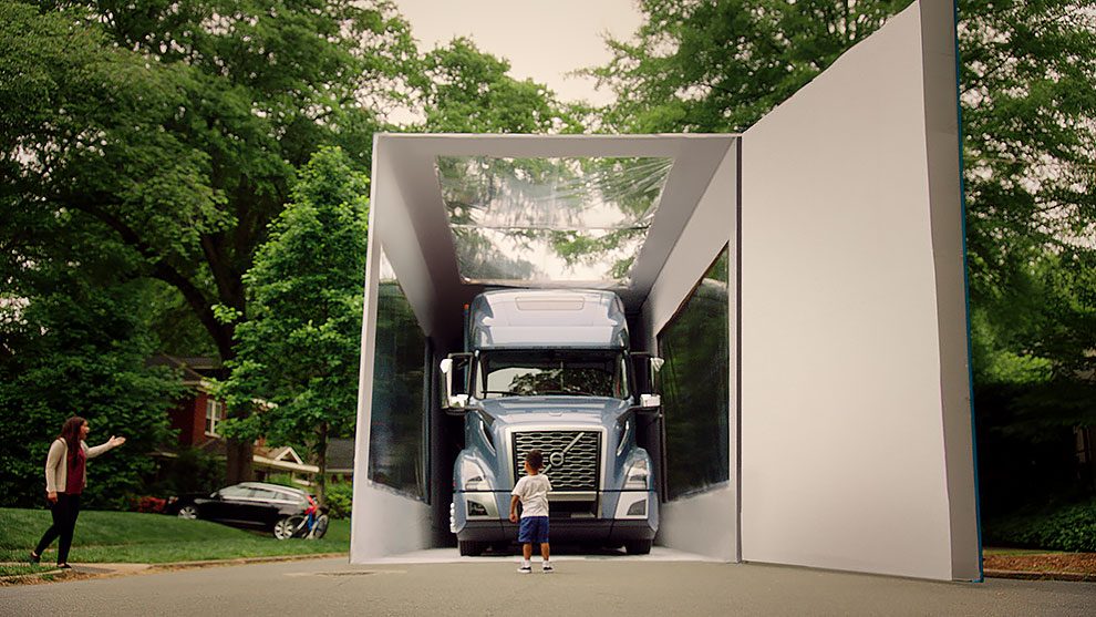 Volvo VNL - The world’s largest unboxing